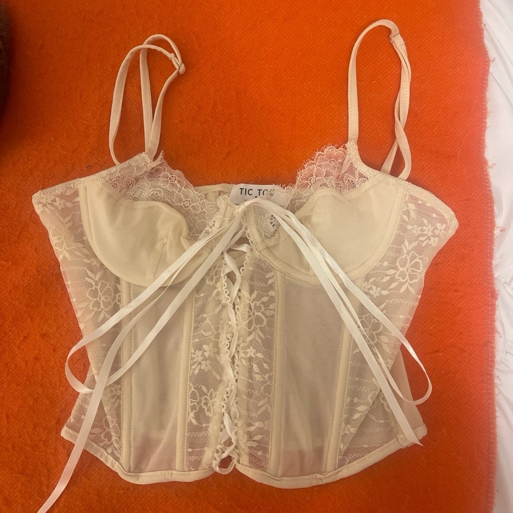 Cream corset lace tank top! Super flattering and great condition